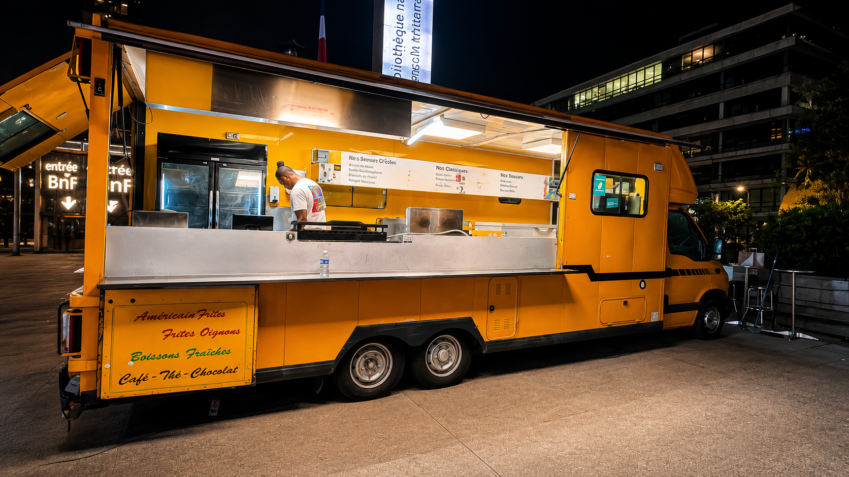 Le food truck Ti'Étoile de profil, ouvert